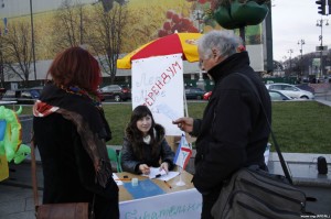 В Киеве активисты-переселенцы инсценировали крымский референдум - картинка 3