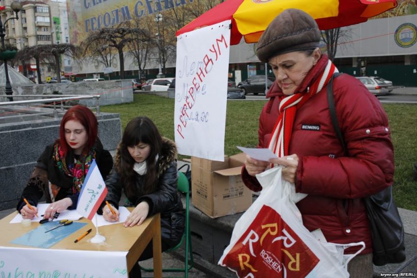 В Киеве активисты-переселенцы инсценировали крымский референдум - картинка 1