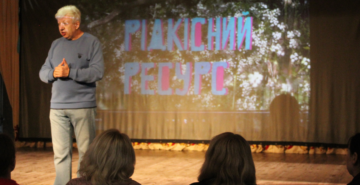 Beige Pastel Bar Chart Social Media Followers Tier Infographic Instagram Post (Вебсайт)