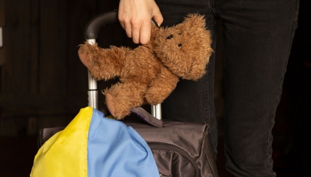 Виставка «Крізь завісу мовчання: діти про життя в окупації» - картинка 1